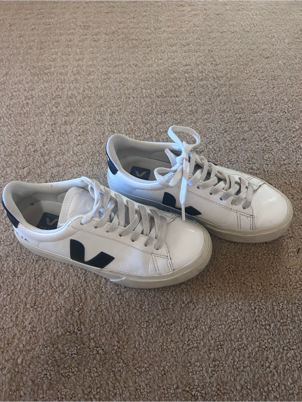 Veja campo White Low-Top Leather Sneakers with black Accent - women sz 5